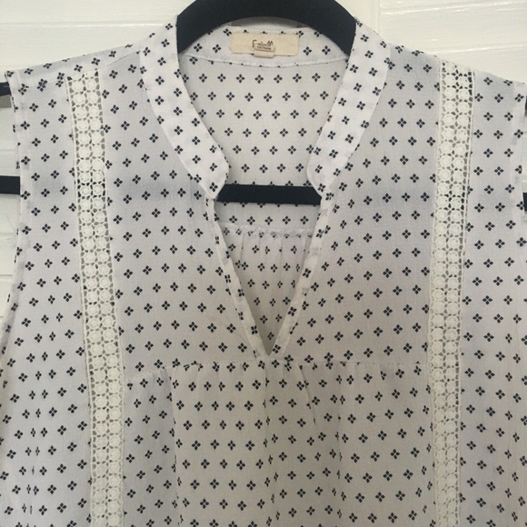 E M Sleeveless White & Black Patterned Top - Picture 3 of 5